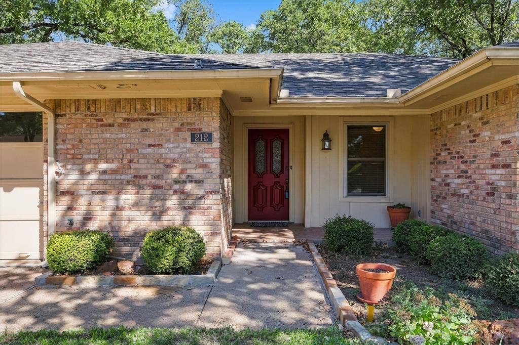 212 Heneretta Drive, Hurst, TX 76054