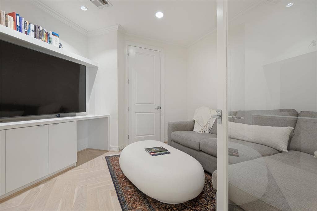 8616 Turtle Creek Boulevard, #214, Dallas, TX 75225