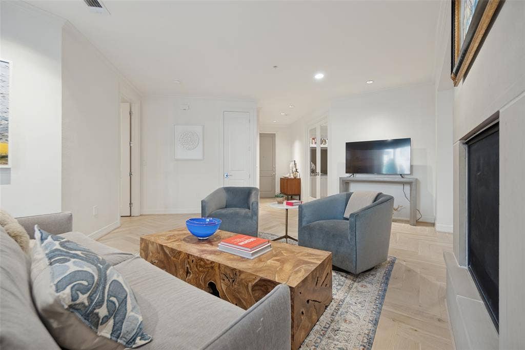 8616 Turtle Creek Boulevard, #214, Dallas, TX 75225