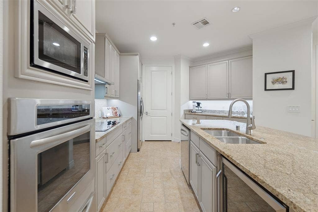 8616 Turtle Creek Boulevard, #214, Dallas, TX 75225
