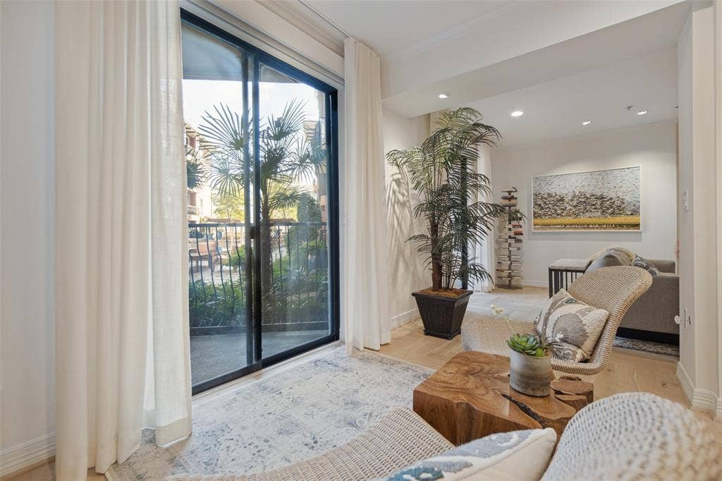 8616 Turtle Creek Boulevard, #214, Dallas, TX 75225