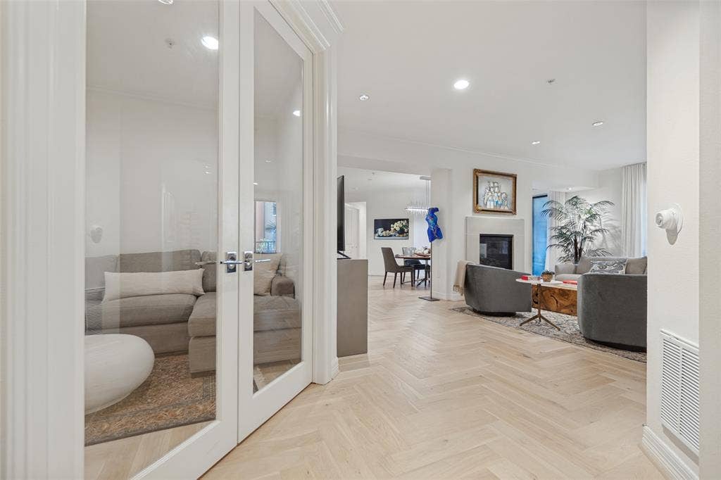 8616 Turtle Creek Boulevard, #214, Dallas, TX 75225