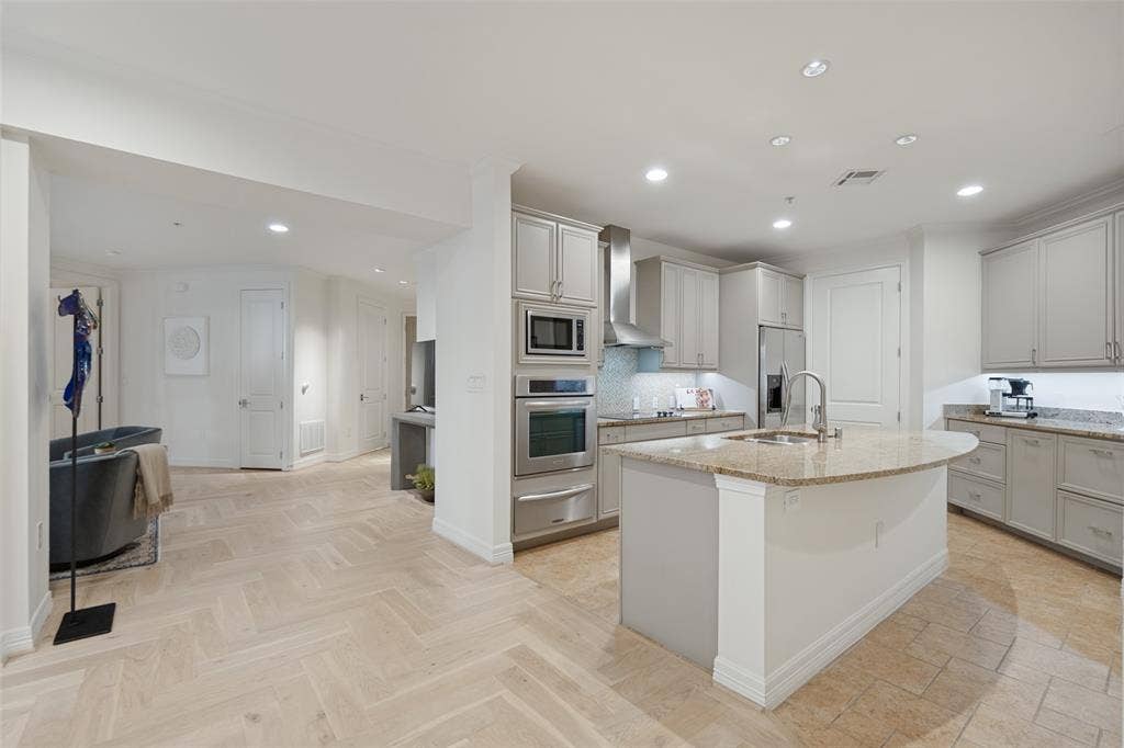 8616 Turtle Creek Boulevard, #214, Dallas, TX 75225