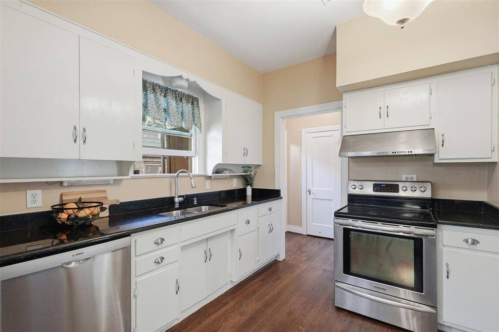 1138 N Edgefield Avenue, Dallas, TX 75208