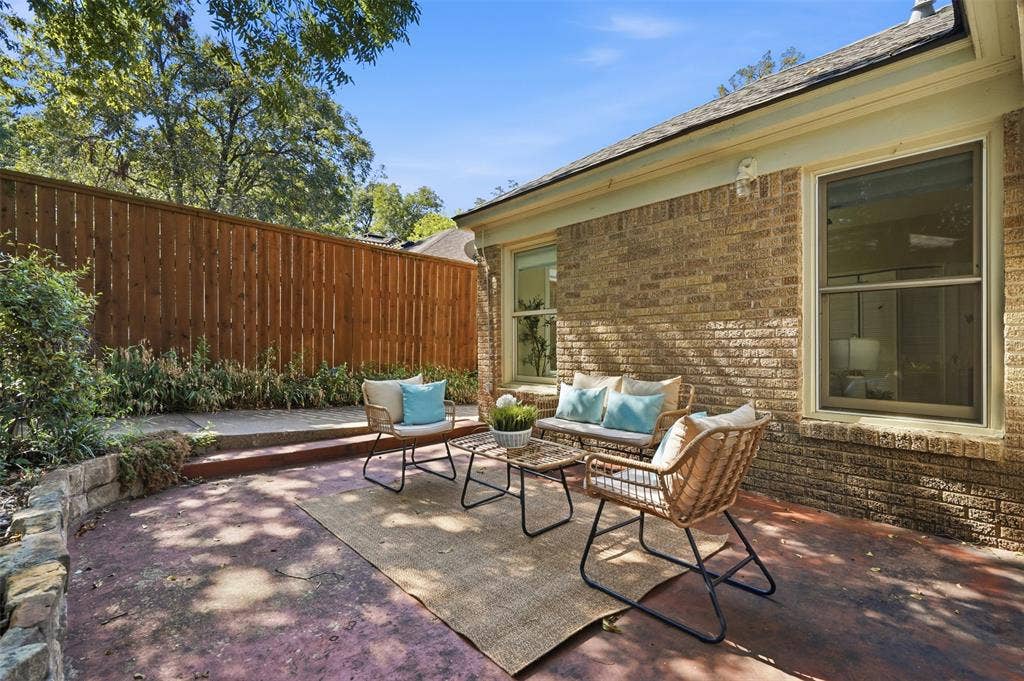 1138 N Edgefield Avenue, Dallas, TX 75208