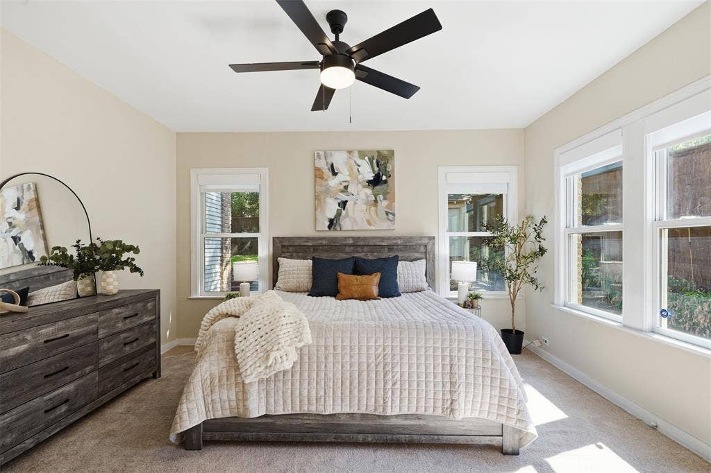 1138 N Edgefield Avenue, Dallas, TX 75208