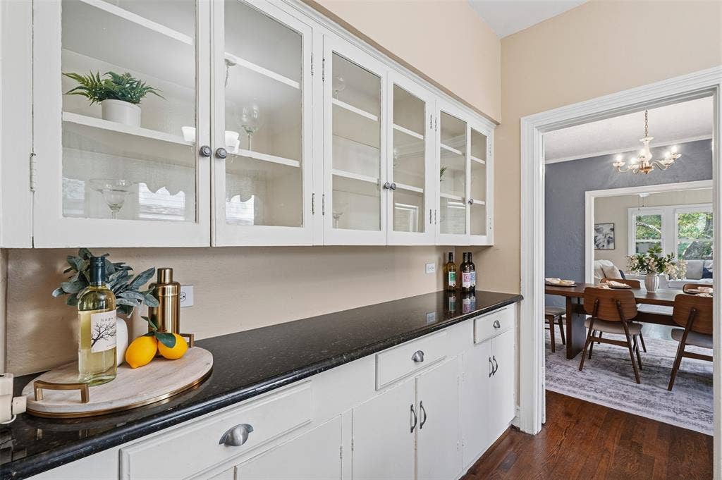 1138 N Edgefield Avenue, Dallas, TX 75208