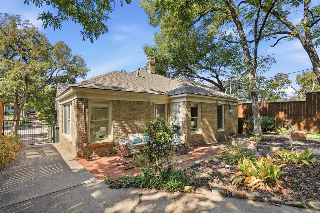 1138 N Edgefield Avenue, Dallas, TX 75208