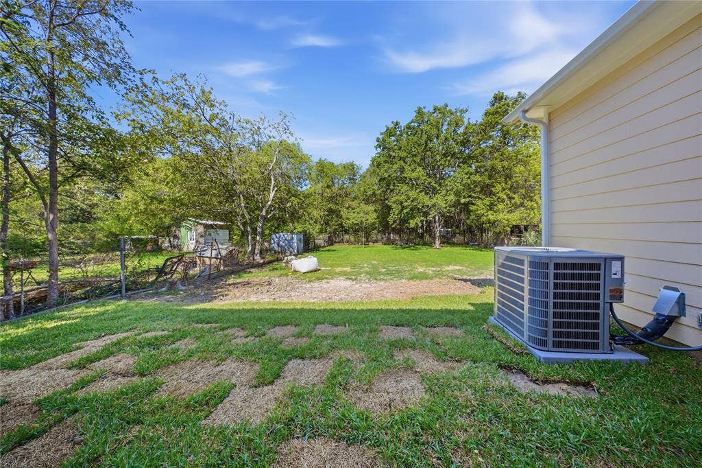 10011 Lansdowne Drive, Dallas, TX 75217 Spacious Backyard!