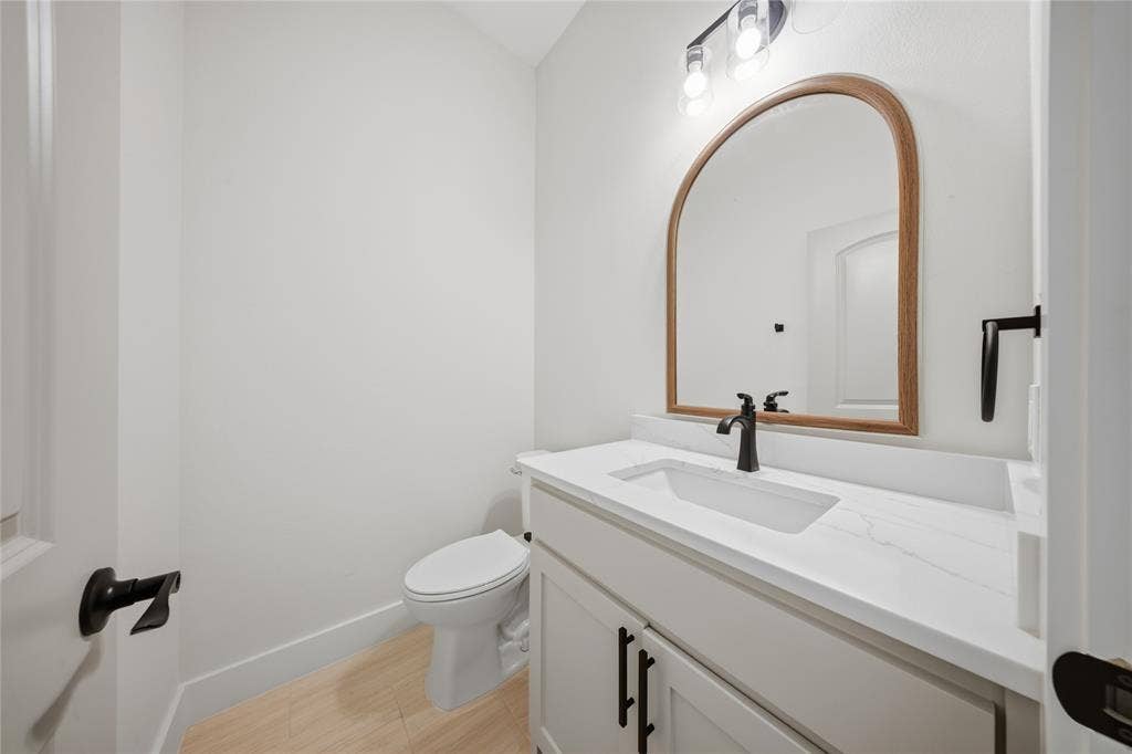 10011 Lansdowne Drive, Dallas, TX 75217 Half bathroom