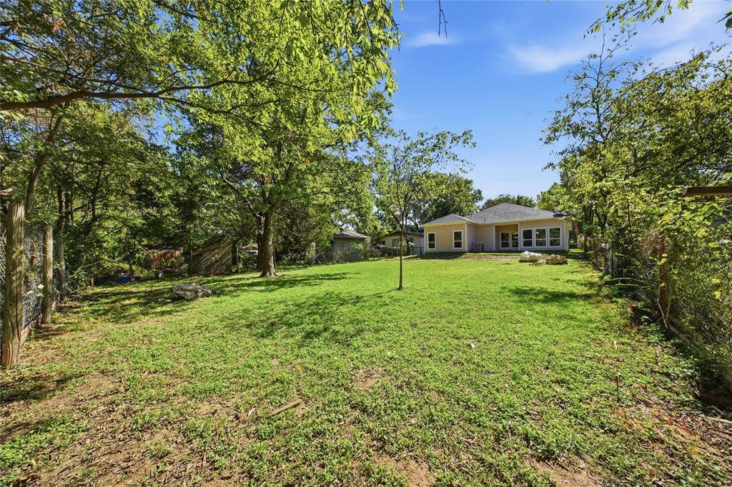 10011 Lansdowne Drive, Dallas, TX 75217 Spacious Backyard!