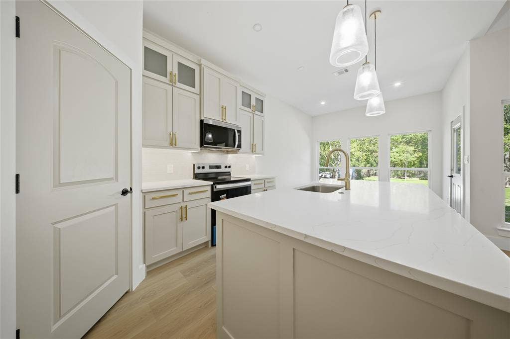 10011 Lansdowne Drive, Dallas, TX 75217 10011 Lansdowne Drive, Dallas, TX 75217