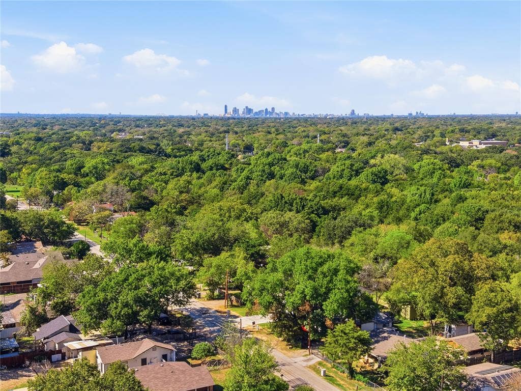 10011 Lansdowne Drive, Dallas, TX 75217 19 Minute drive to Downtown Dallas!