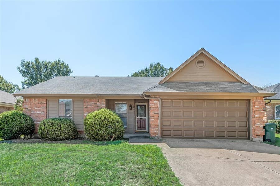 Property photo for 806 Wind Brooke Drive, Arlington, TX