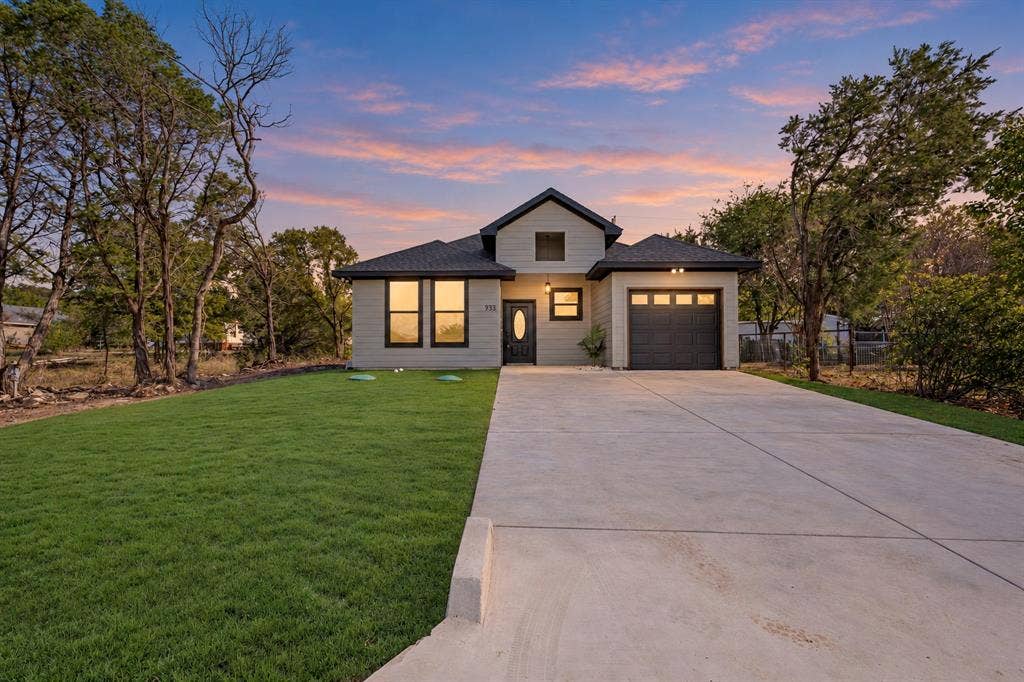 933 Nacogdoches River Drive, Granbury, TX 76048