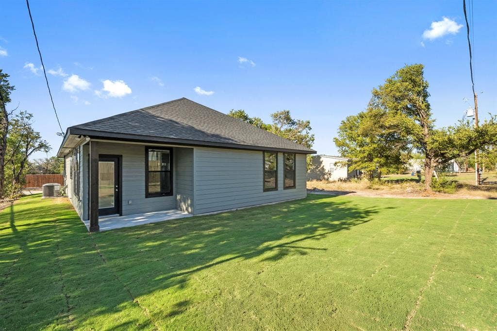933 Nacogdoches River Drive, Granbury, TX 76048