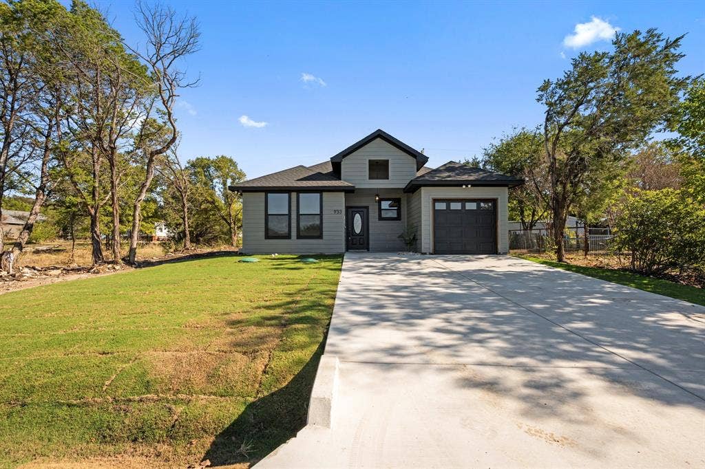933 Nacogdoches River Drive, Granbury, TX 76048