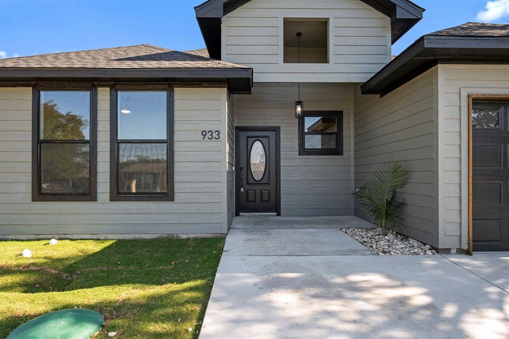 933 Nacogdoches River Drive, Granbury, TX 76048