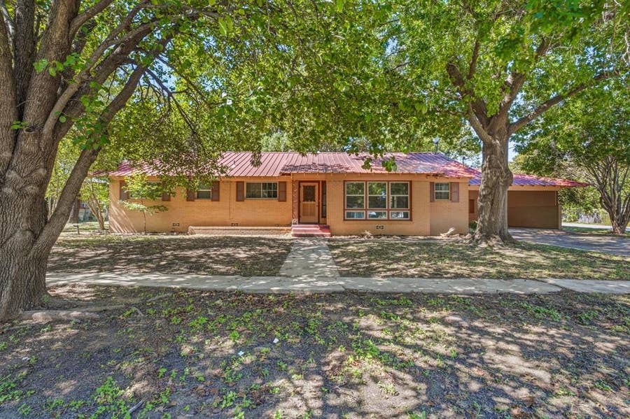 Property photo for 608 S Austin Street, De Leon, TX