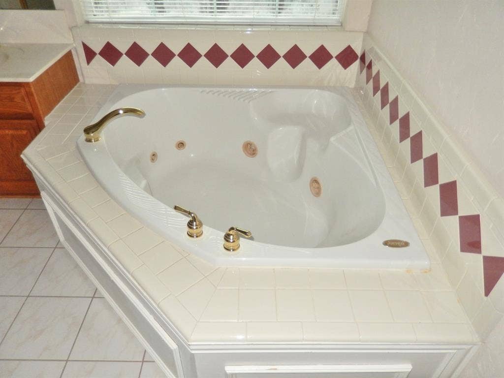 5414 Deer Brook Road, Garland, TX 75044 jetted tub
