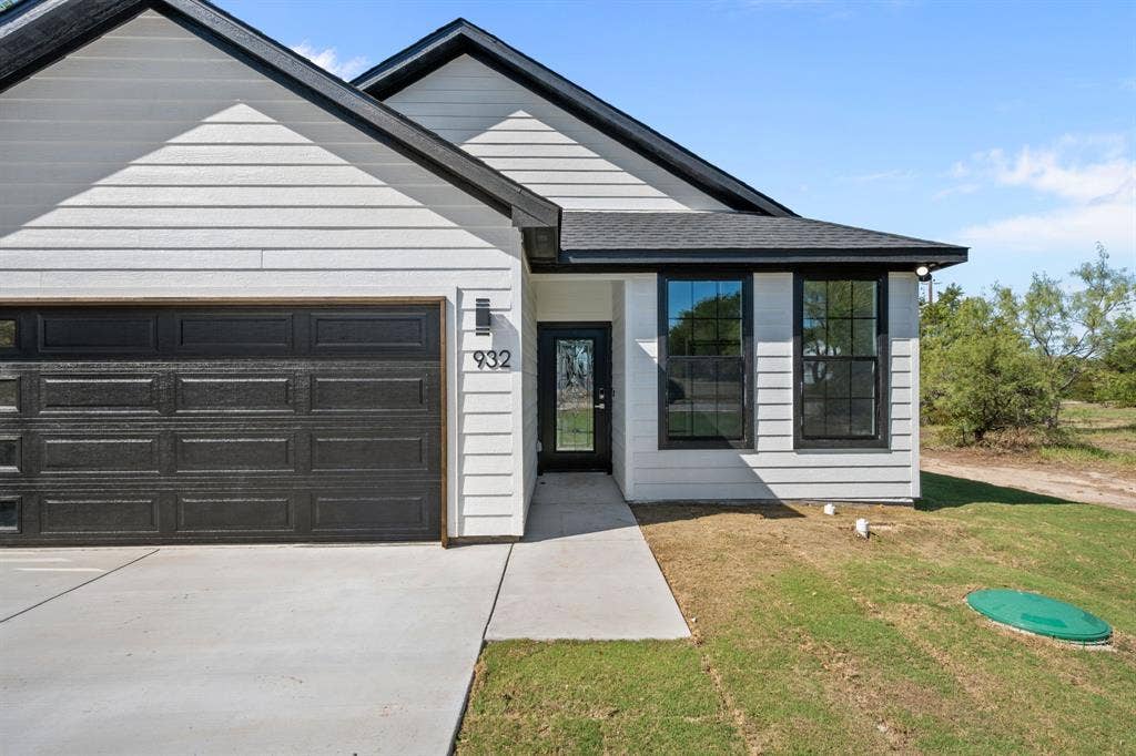 932 Bosque River Drive, Granbury, TX 76048