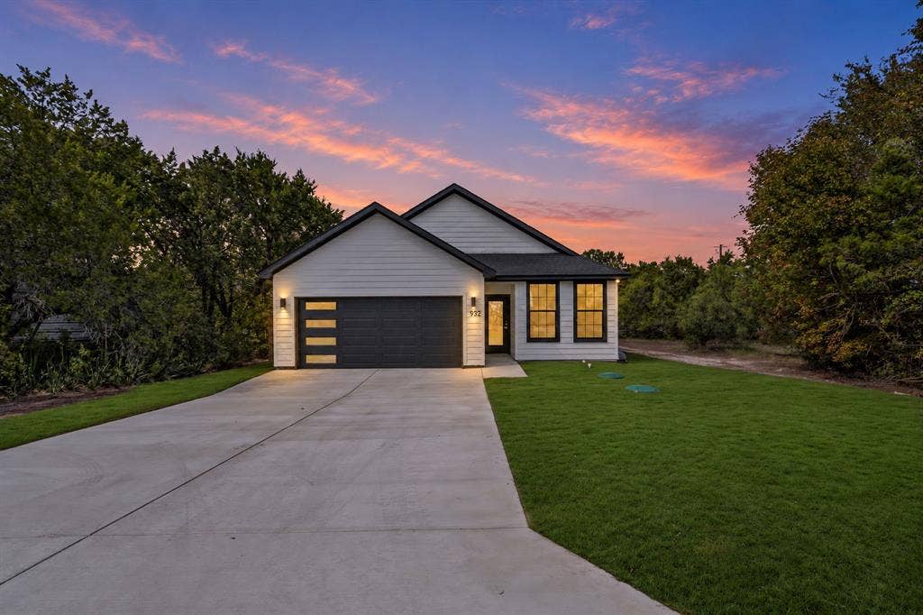 932 Bosque River Drive, Granbury, TX 76048