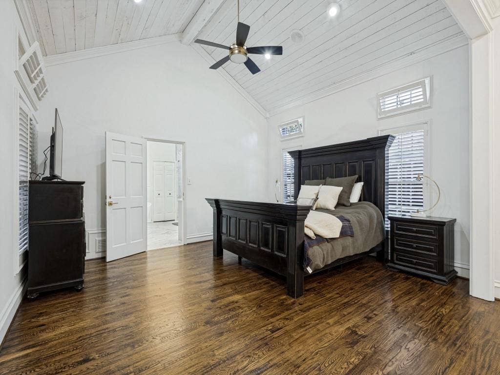 Vaulted ceiling with white wood-paneled finish