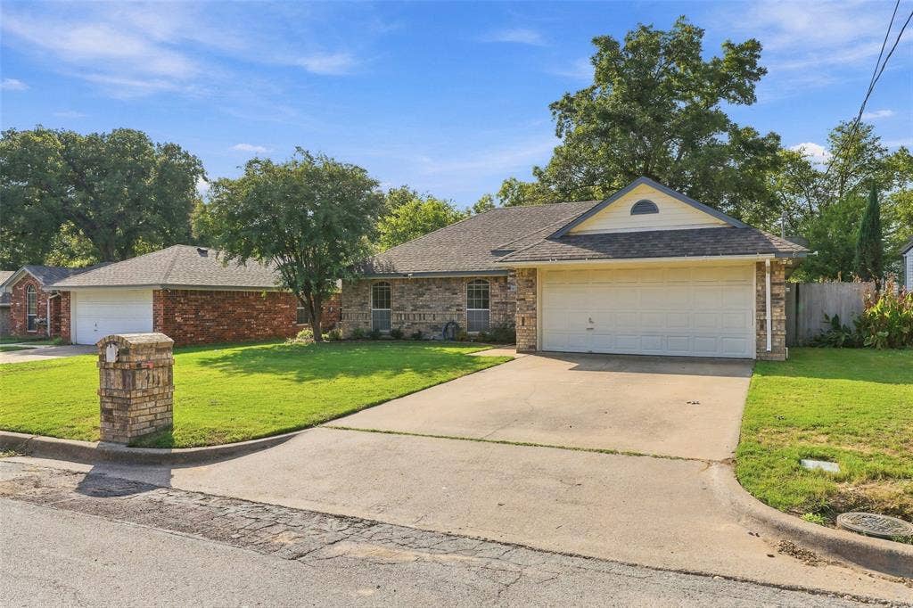 411 W Spring Street, Weatherford, TX 76086