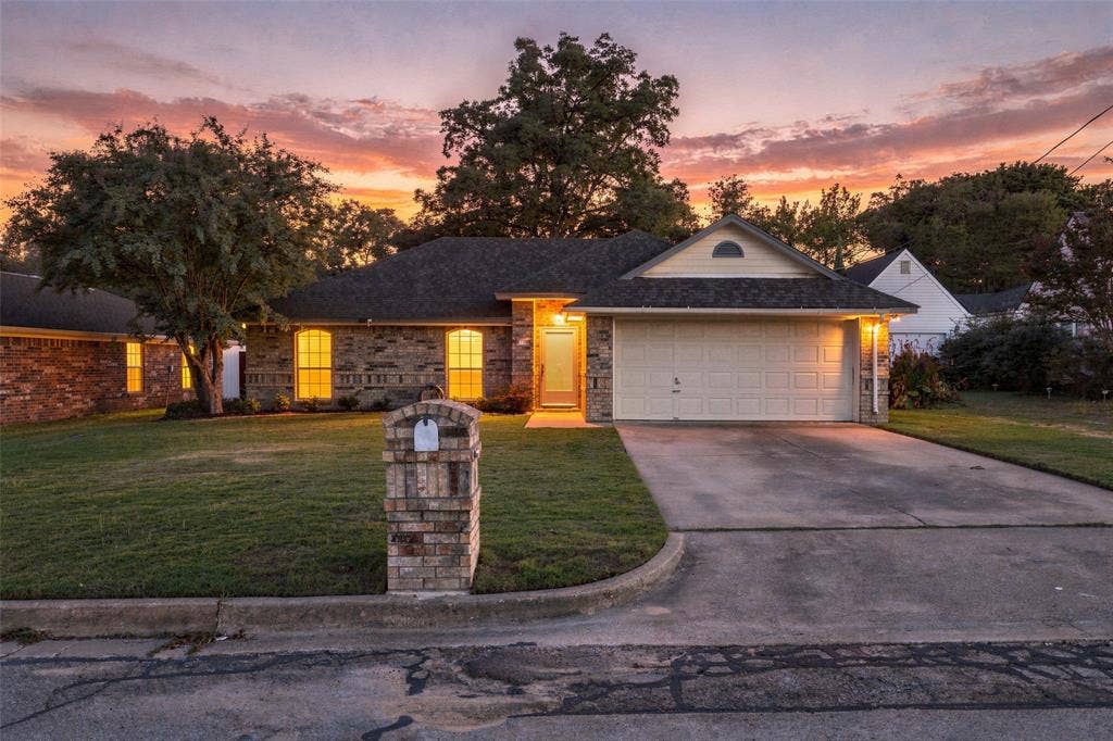411 W Spring Street, Weatherford, TX 76086
