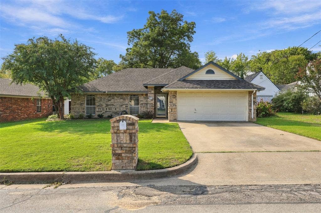 411 W Spring Street, Weatherford, TX 76086