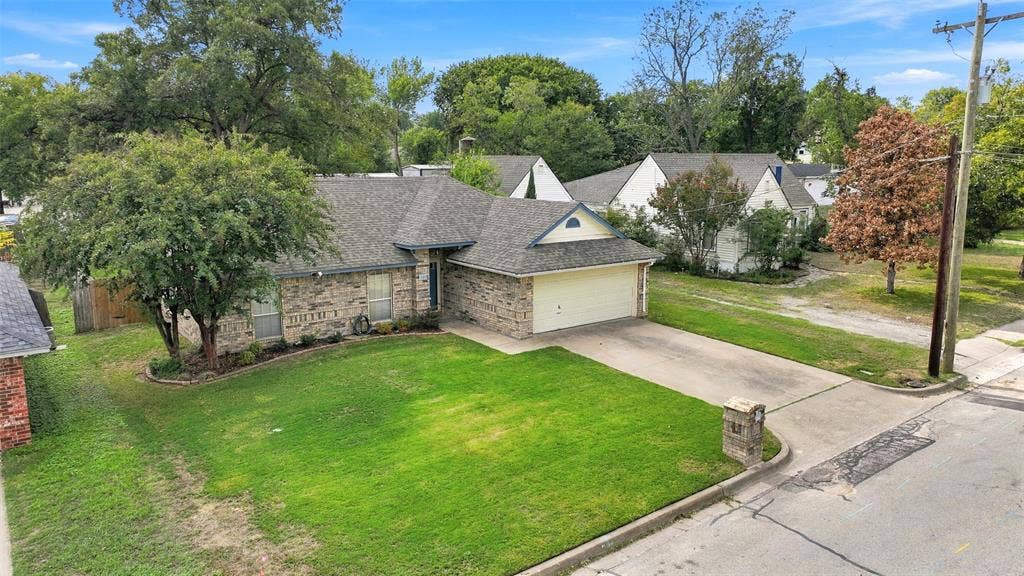 411 W Spring Street, Weatherford, TX 76086