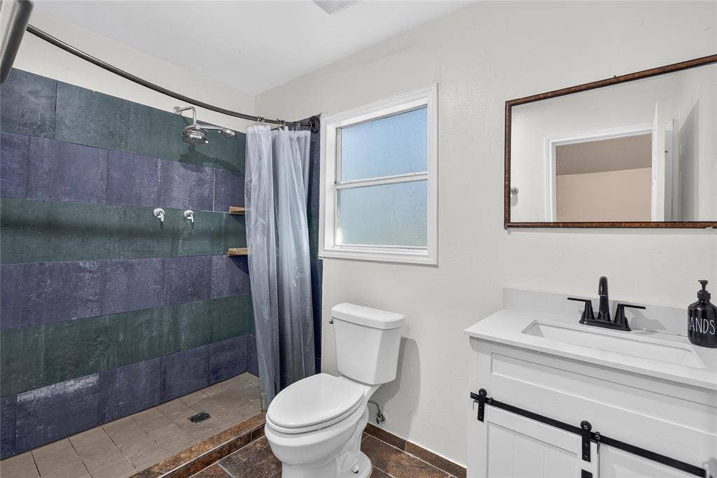 139 Wedgewood Loop, Mabank, TX 75156 Primary en-suite