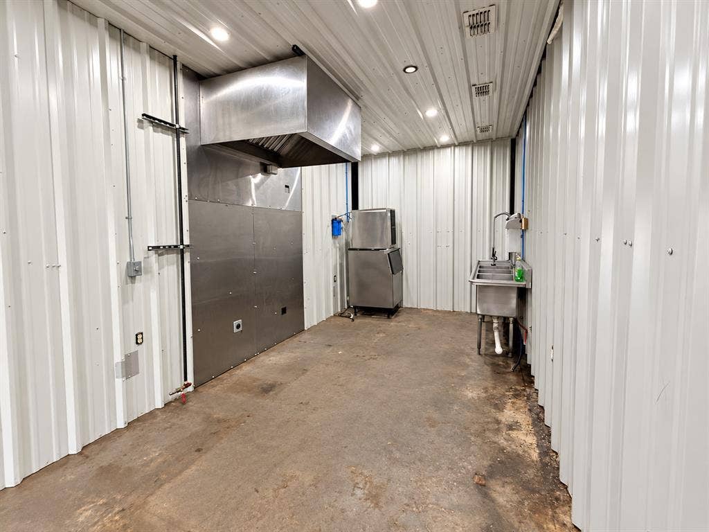 2524 Azle Highway, Weatherford, TX 76085 2524 Azle Highway, Weatherford, TX 76085