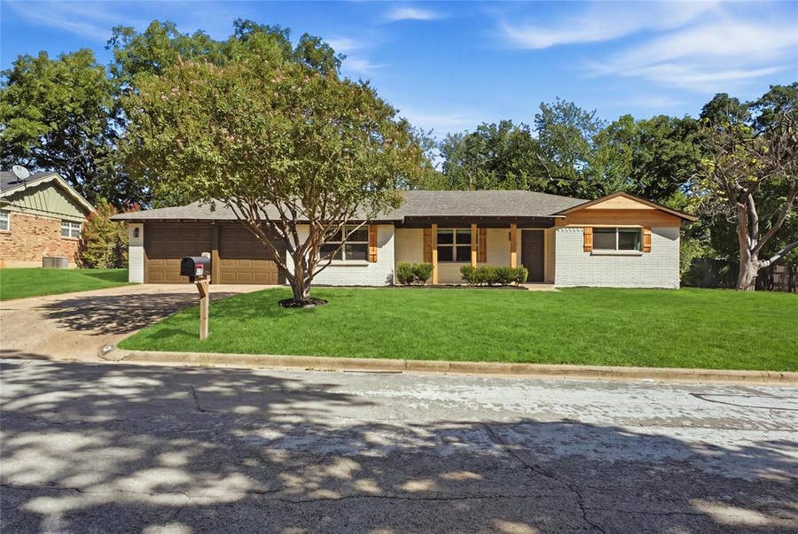 Property photo for 516 Caduceus Lane, Hurst, TX