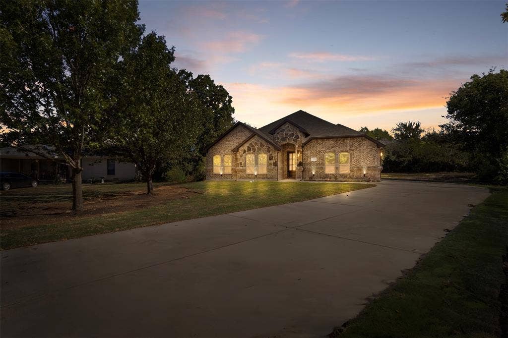 1594 E Springcrest Circle, Lancaster, TX 75134