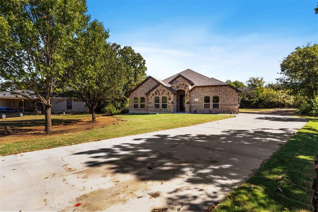 1594 E Springcrest Circle, Lancaster, TX 75134