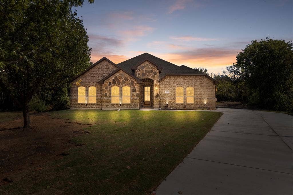 1594 E Springcrest Circle, Lancaster, TX 75134