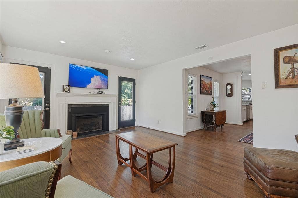 447 W Colorado Boulevard, Dallas, TX 75208 447 W Colorado Boulevard, Dallas, TX 75208