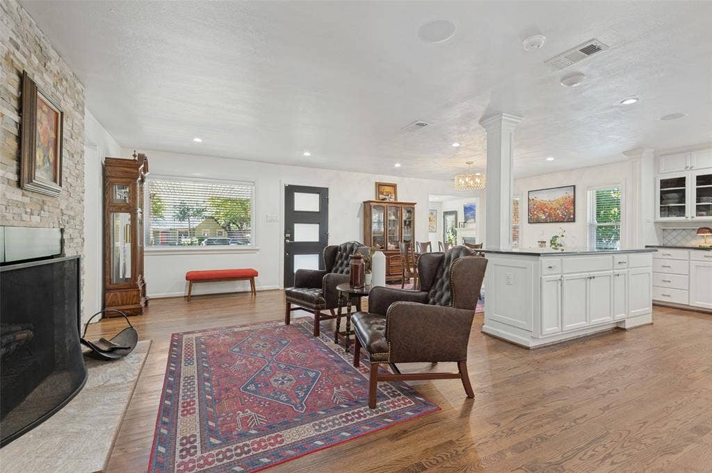 447 W Colorado Boulevard, Dallas, TX 75208 447 W Colorado Boulevard, Dallas, TX 75208