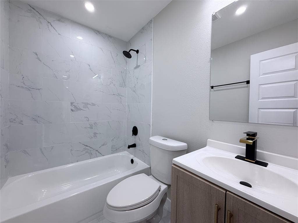 2538 Hooper Street, Dallas, TX 75215 White tiled shower with black matte fixtures