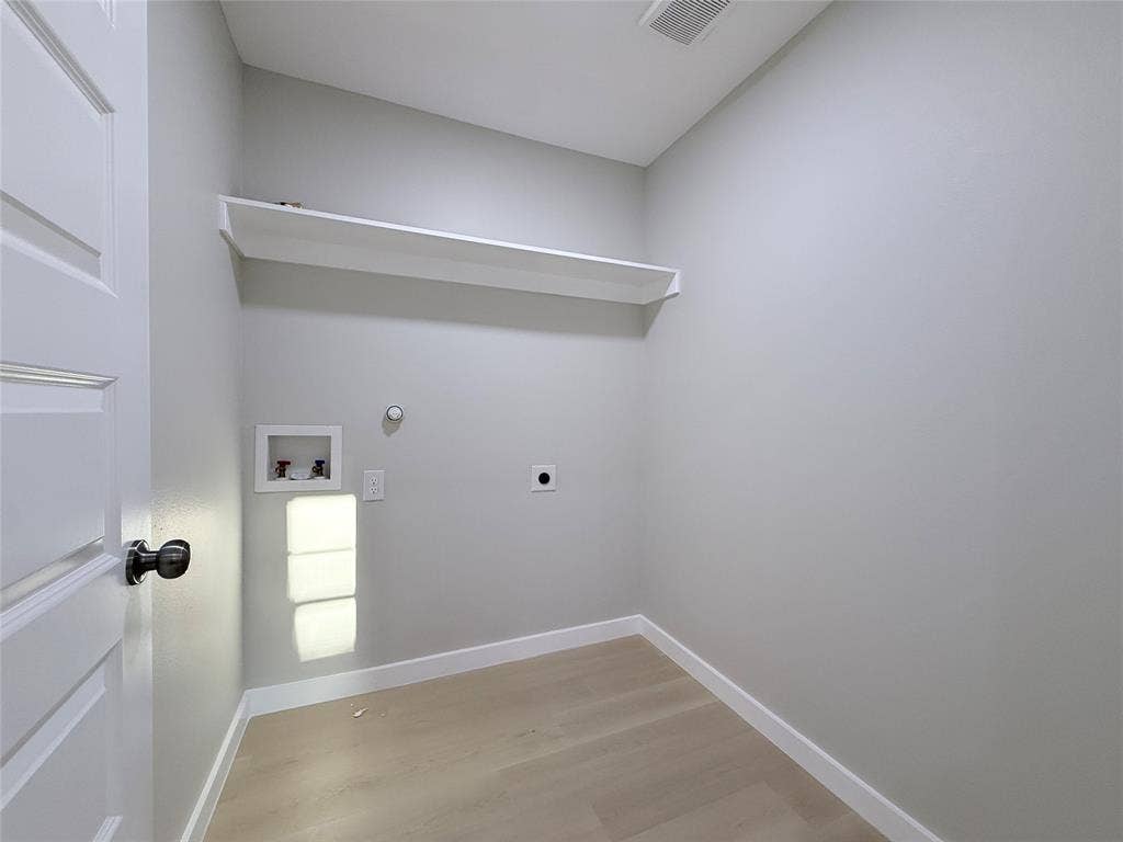 2538 Hooper Street, Dallas, TX 75215 Utility connections, built-in shelving, and wood-finish flooring