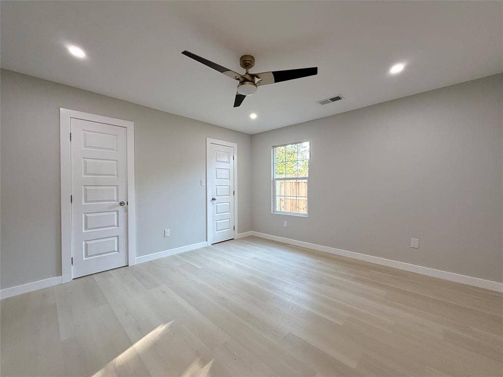 2538 Hooper Street, Dallas, TX 75215 Light-toned wood-finish flooring complements the neutral wall color