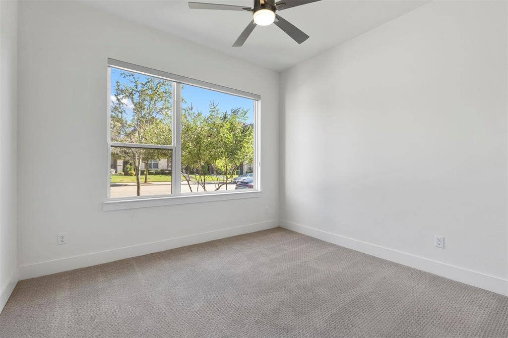 Large secondary bedroom on the 1st level