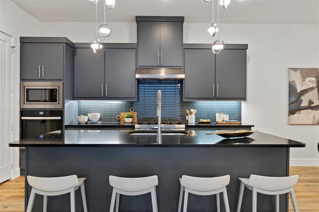 Ample seating is available at this breakfast bar, creating an inviting and functional space that is perfect for casual morning meals or social gatherings.