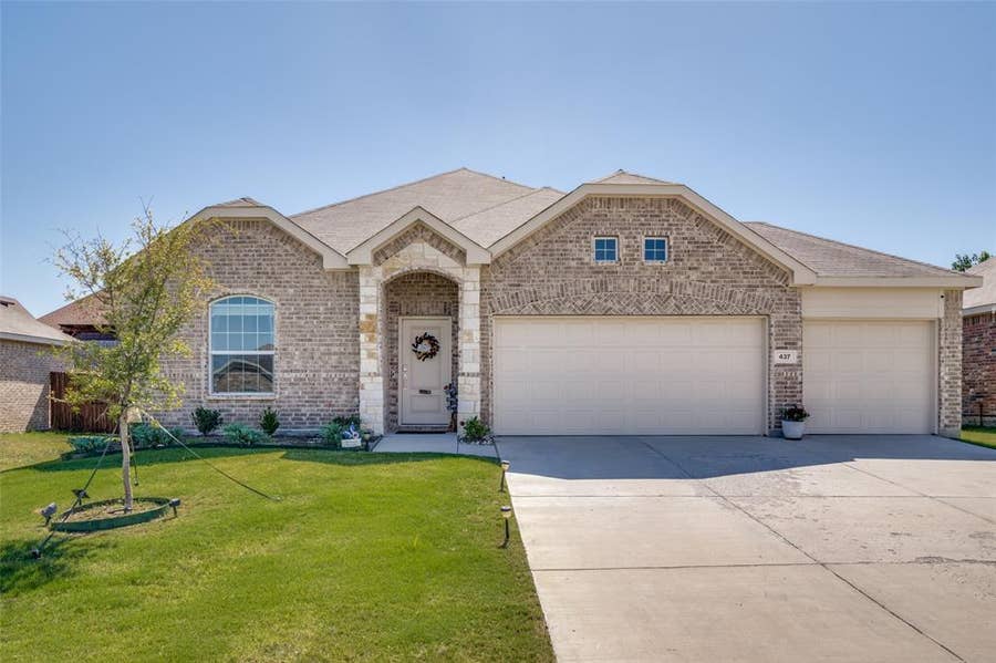 Property photo for 437 Ridge Drive, Justin, TX