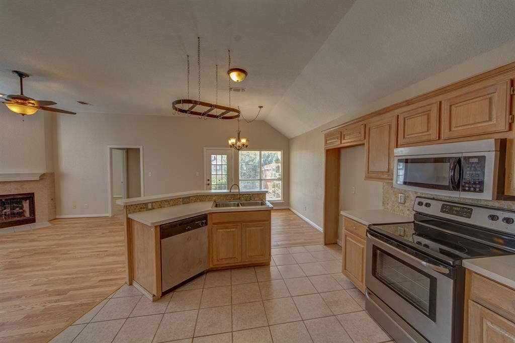 1224 Falcon Trail, Bedford, TX 76021