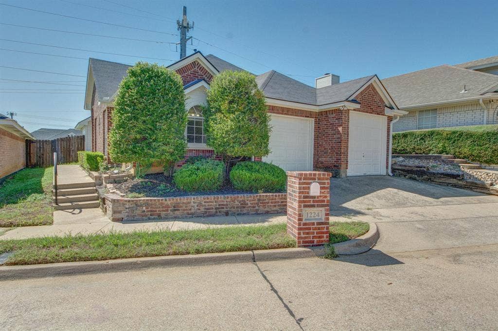 1224 Falcon Trail, Bedford, TX 76021
