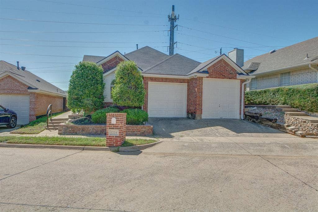 1224 Falcon Trail, Bedford, TX 76021