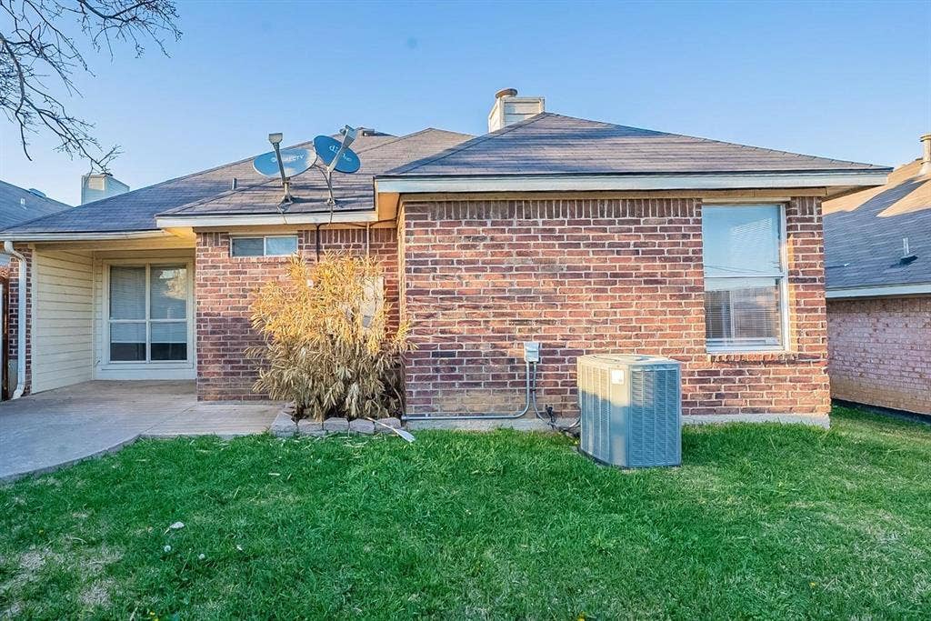 1224 Falcon Trail, Bedford, TX 76021