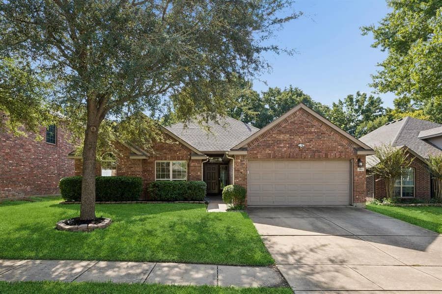 Property photo for 504 Valencia Drive, Arlington, TX